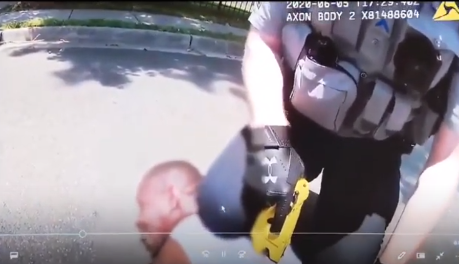 “لا أستطيع التنفس” تتكرر مجدداً بأمريكا! فيديو لاعتقال وحشي من الشرطة لرجل أسود كما فعلت بفلويد