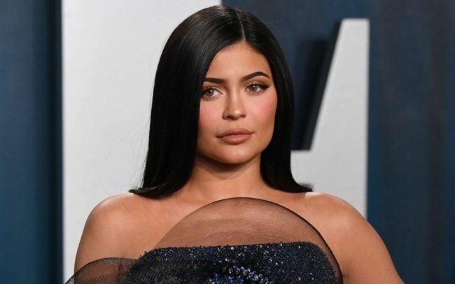 تفوقت على ميسي وكريستيانو.. إمبراطورة مستحضرات التجميل كيلي جينر تتصدر قائمة أعلى المشاهير أجراً