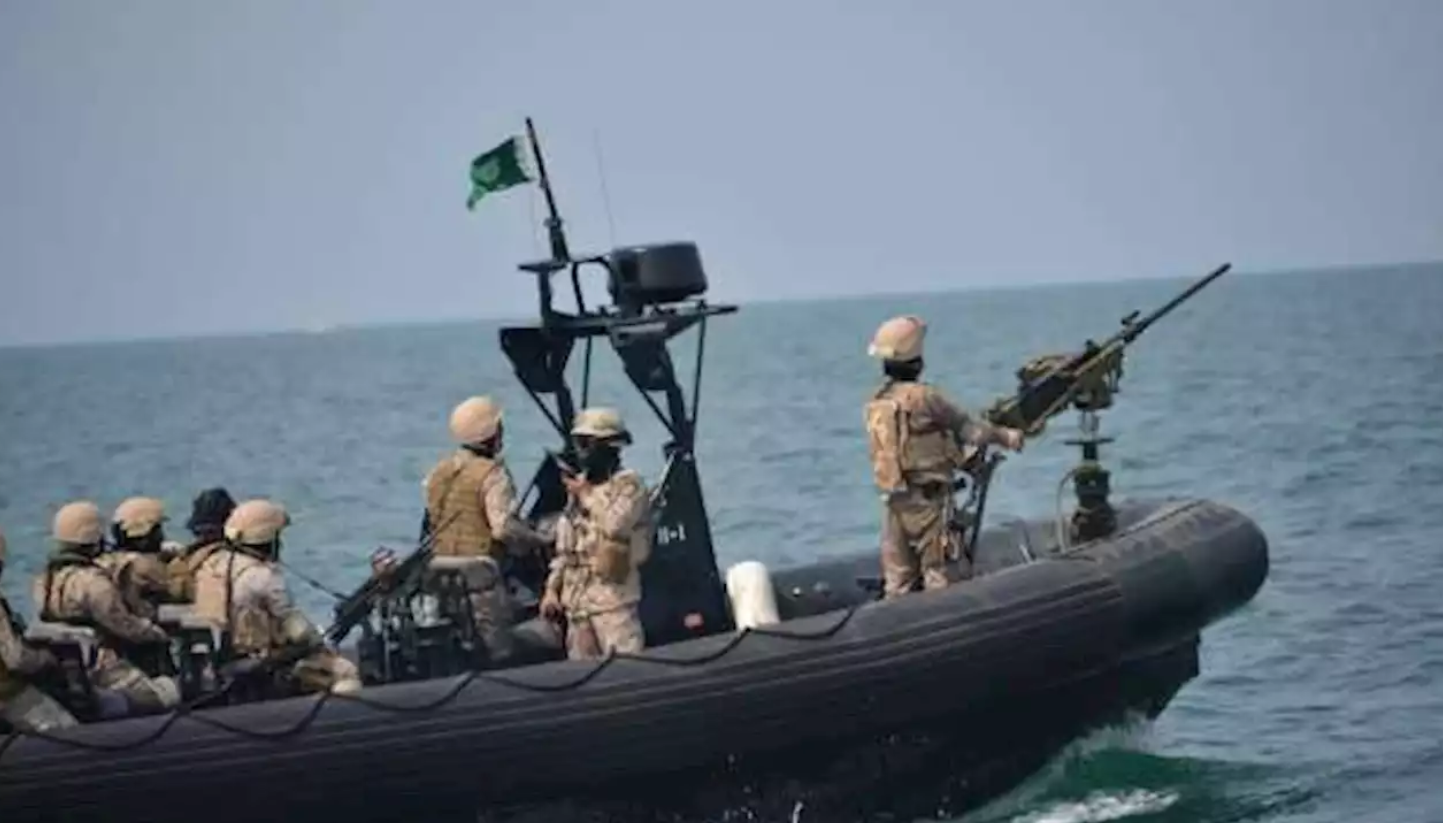 إنذارات بالمغادرة ثم إطلاق للنيران.. السعودية تُجبر قوارب إيرانية على الانسحاب من مياهها