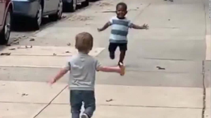 والد طفل الفيديو الشهير المليء بالحب الذي زيّفه ترامب يوبّخ الرئيس! حتى فيسبوك وتويتر غَضِبا منه