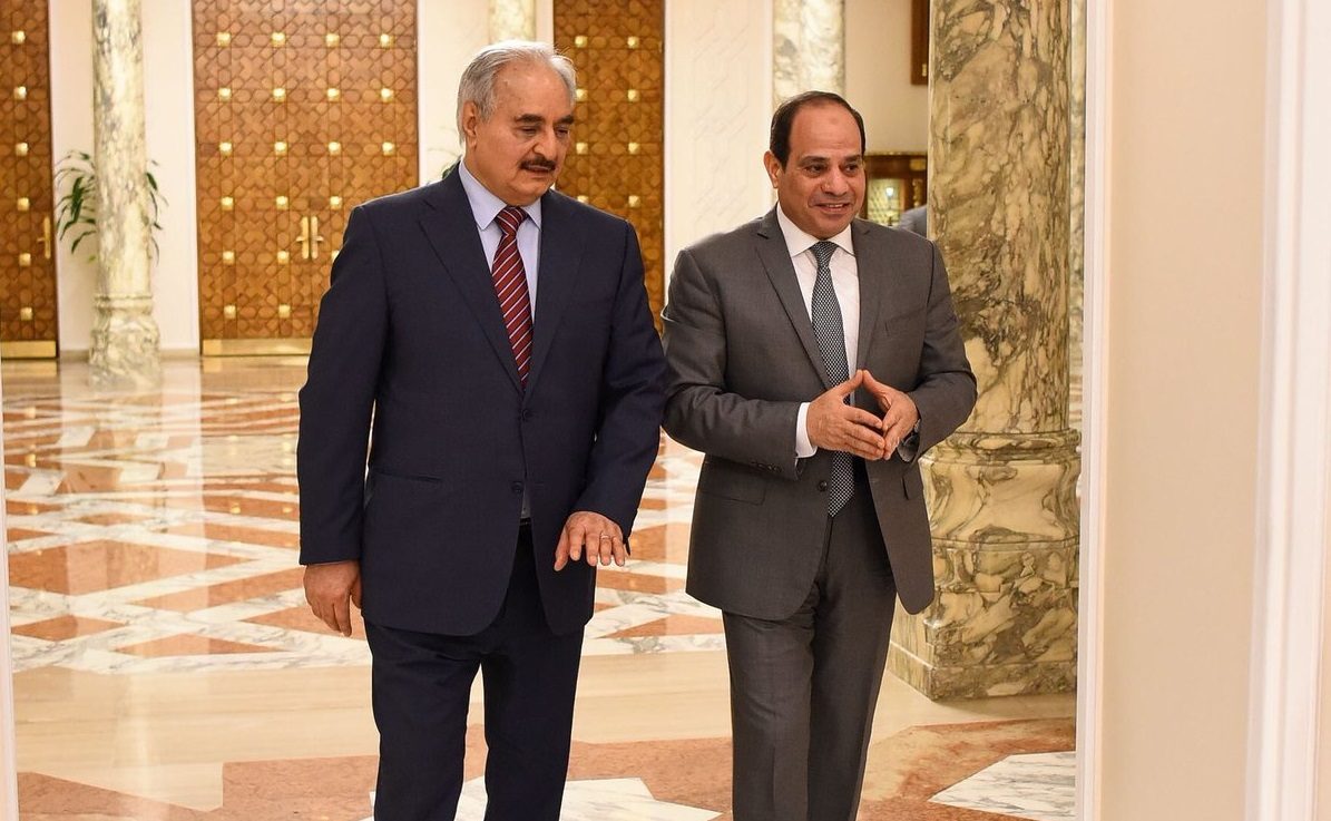 السيسي يُعلن في ظهور مشترك مع حفتر عن مبادرة لحل صراع ليبيا.. و”الوفاق” ترفضها