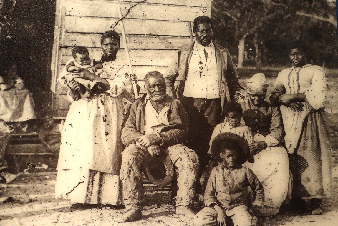 رواية “جذور”..  قصة الأمريكي الذي ظل يبحث عن أصوله الإفريقية 12 عاماً