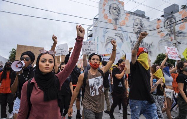 أجبروها على خلع حجابها لتصويرها.. انتقادات للشرطة الأمريكية بعد اعتقال مسلمة في مظاهرات ضد العنصرية