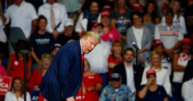 ترامب يتهكم على من شكك بصحته! فيديو للرئيس أمام أنصاره وهو يؤدي حركات تمثيلية ساخرة