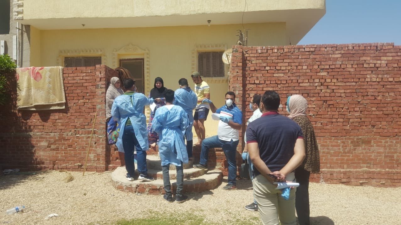 لا مكان في المستشفيات للمرضى، والحكومة تراهن على العزل المنزلي.. هل خرج كورونا عن السيطرة في مصر؟