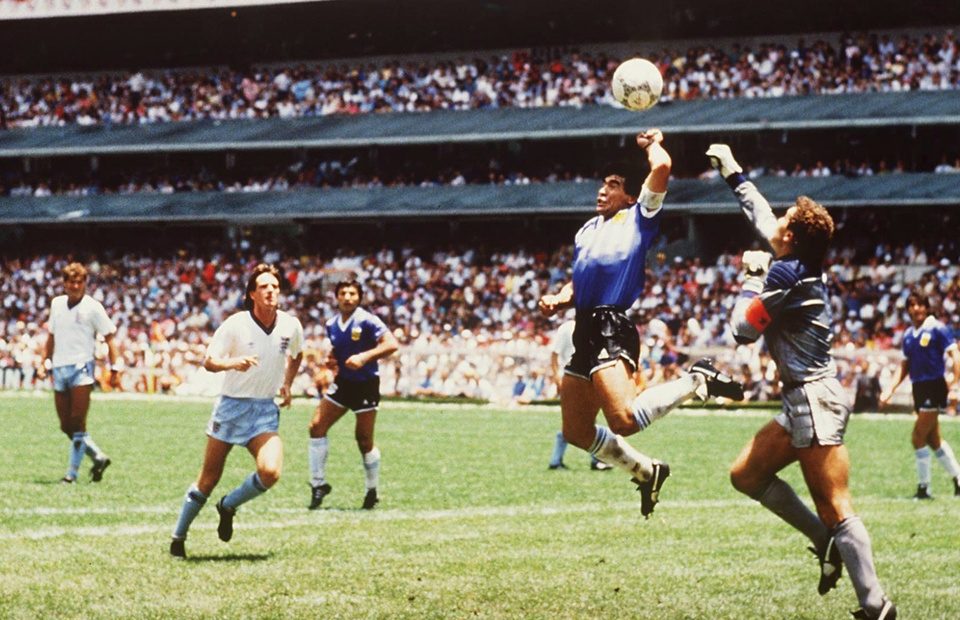 هدف مارادونا الشهير باليد في مرمى إنجلترا