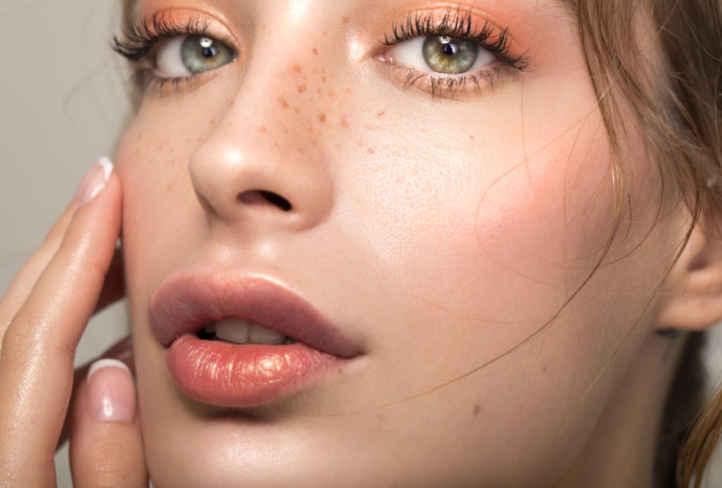 لمسة ميغان ماركل الجمالية.. 7 طرق يمكنك بها رسم النمش على وجهك