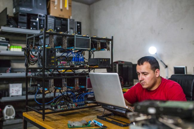 بعد القبض على أحد المعدّنين.. هل أصبح تعدين الإيثريوم والبتكوين غير قانوني؟