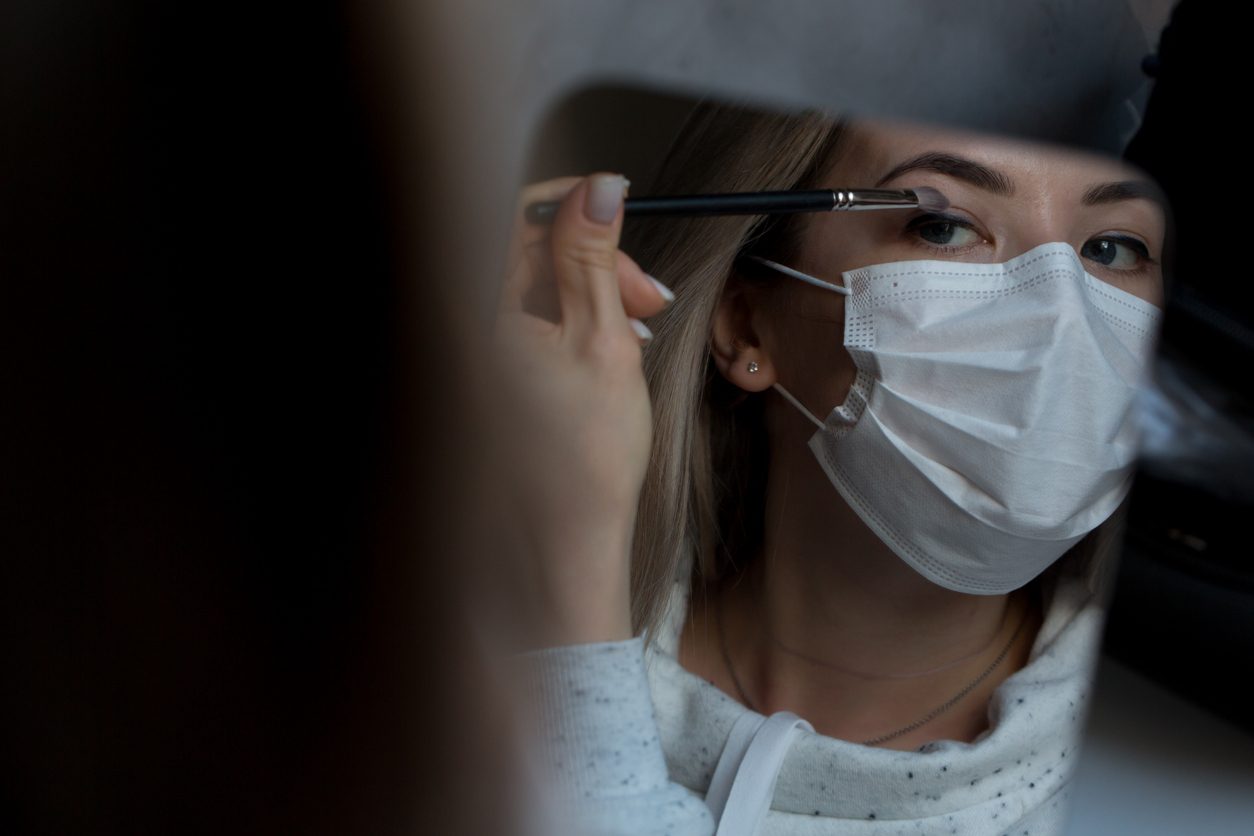 وضع المكياج مع القناع الطبي تحدٍّ لكنه ليس صعباً، فقط اتبعي الخطوات للحفاظ على جمالك وضع المكياج مع القناع الطبي تحدٍّ لكنه ليس صعباً، فقط اتبعي الخطوات للحفاظ على جمالك