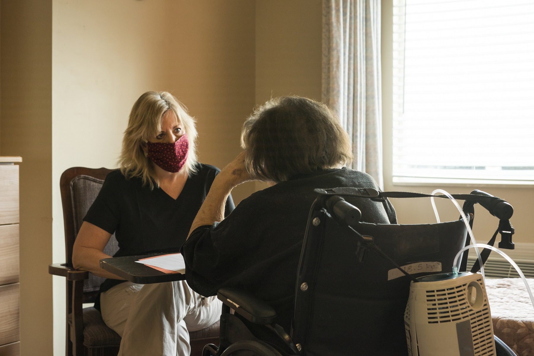 سرقت أموال المسنين وأرسلتها لعشيقها.. السجن لمديرة دار للرعاية في بريطانيا