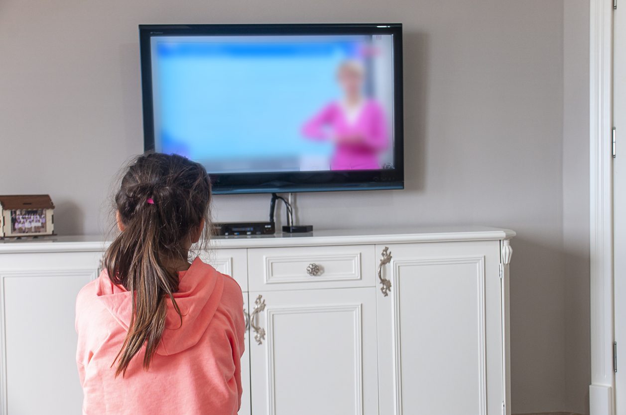 بناتي وإدمان التلفزيون.. كيف نظمنا الأمر وأوجدنا البدائل؟