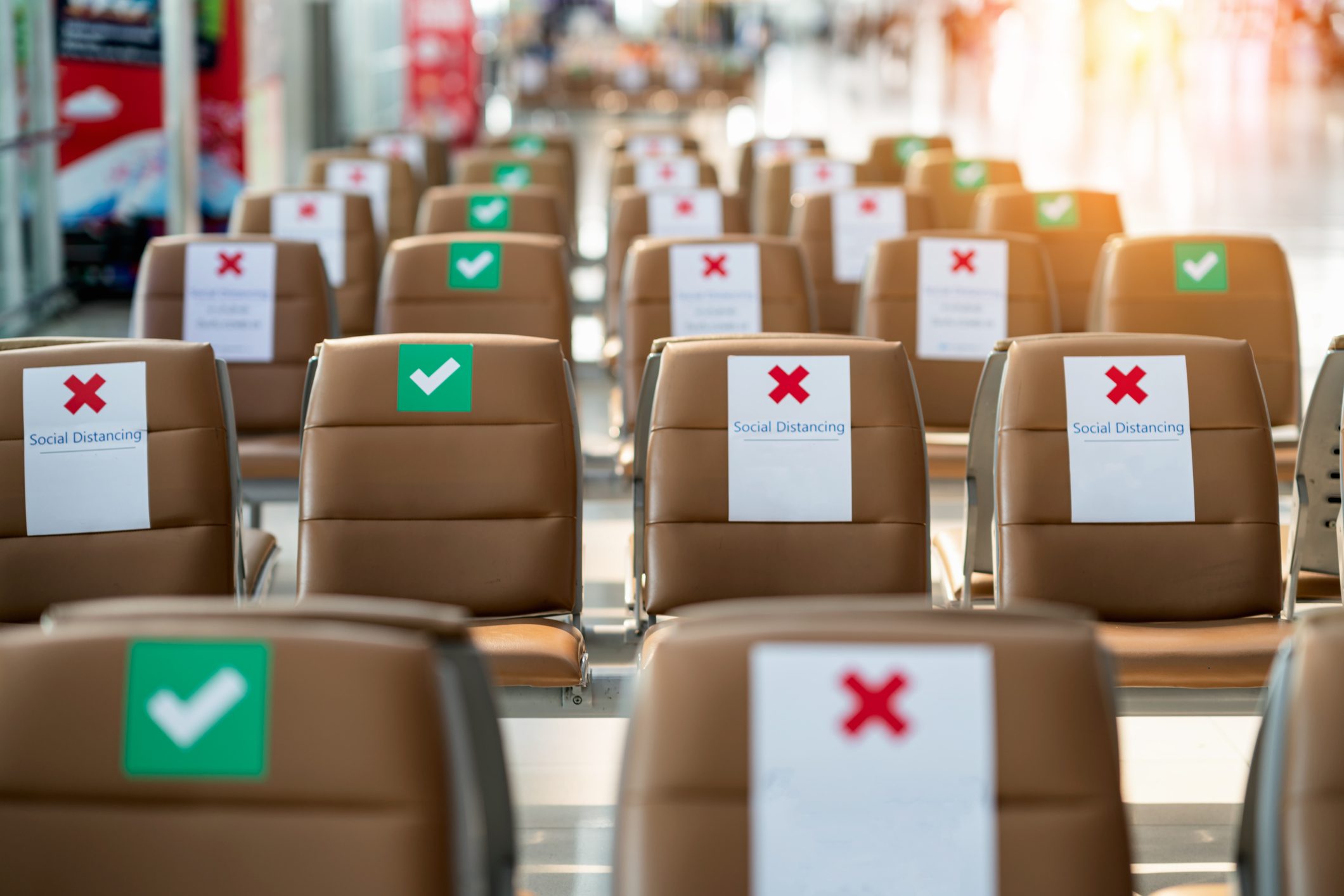 قبل أن تبدأ في العودة إلى حياتك الطبيعية تذكر أن فيروس كورونا القاتل لم يتوقف عن الانتشار (iStock)