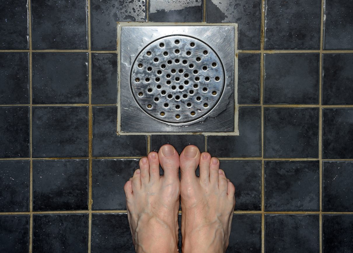 على الحوامل وكبار السن ألا يلمسوا مصارف الحمام! البكتيريا المقاوِمة للمضادات الحيوية تملؤها