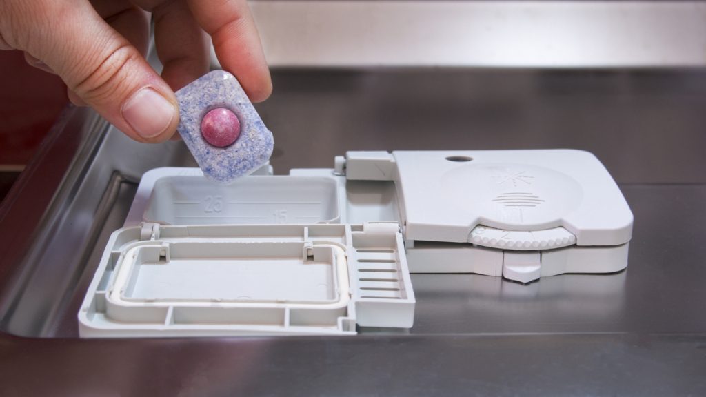 فيم تستعمل أقراص غسالة الصحون؟ 12 استخداماً ذكياً لتلميع الفرن والملابس والأثاث وحتى صندوق القطط