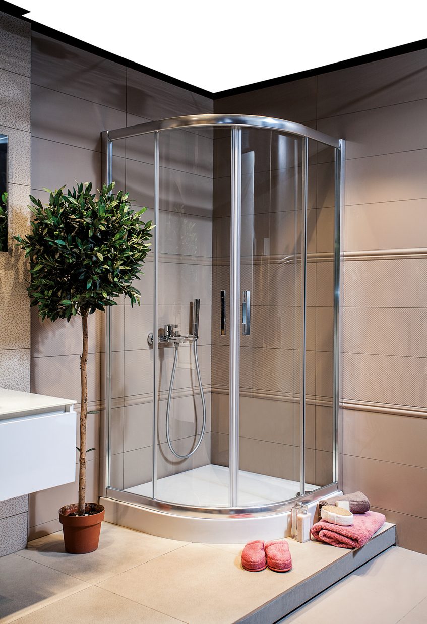 ملمعاً لأبواب حوض الاستحمام الزجاجية