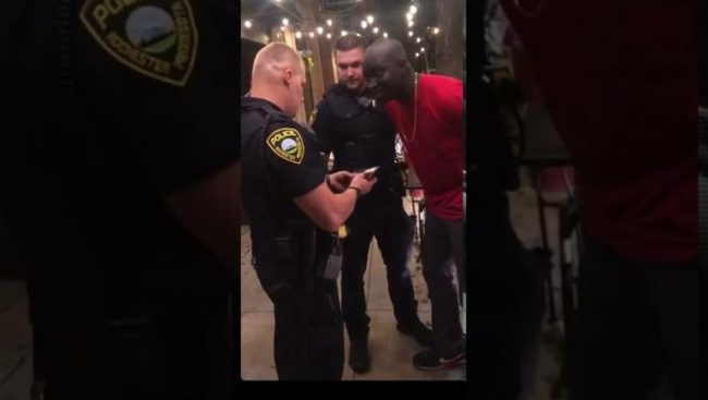 شاهده الملايين بسبب معلومة خاطئة! حقيقة اعتقال شرطة أمريكا لمتظاهر اكتشفت أنه “عميل فيدرالي”