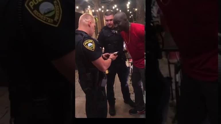 شاهده الملايين بسبب معلومة خاطئة! حقيقة اعتقال شرطة أمريكا لمتظاهر اكتشفت أنه “عميل فيدرالي”