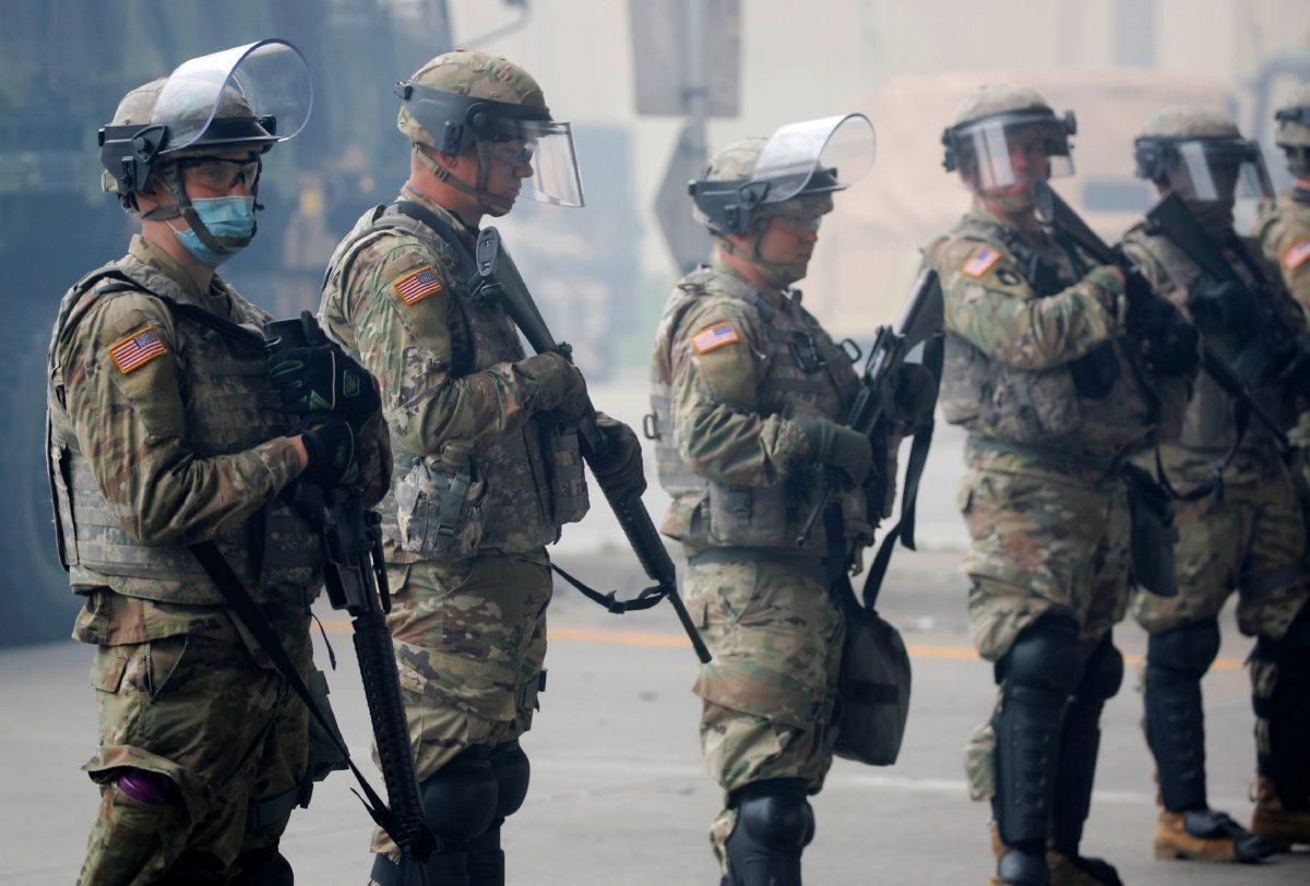 قانون “التمرد”.. هل يستطيع ترامب نشر قوات الجيش في شوارع الولايات المتحدة لإنهاء الاحتجاجات؟