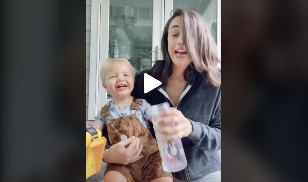 رش الأطفال بالماء