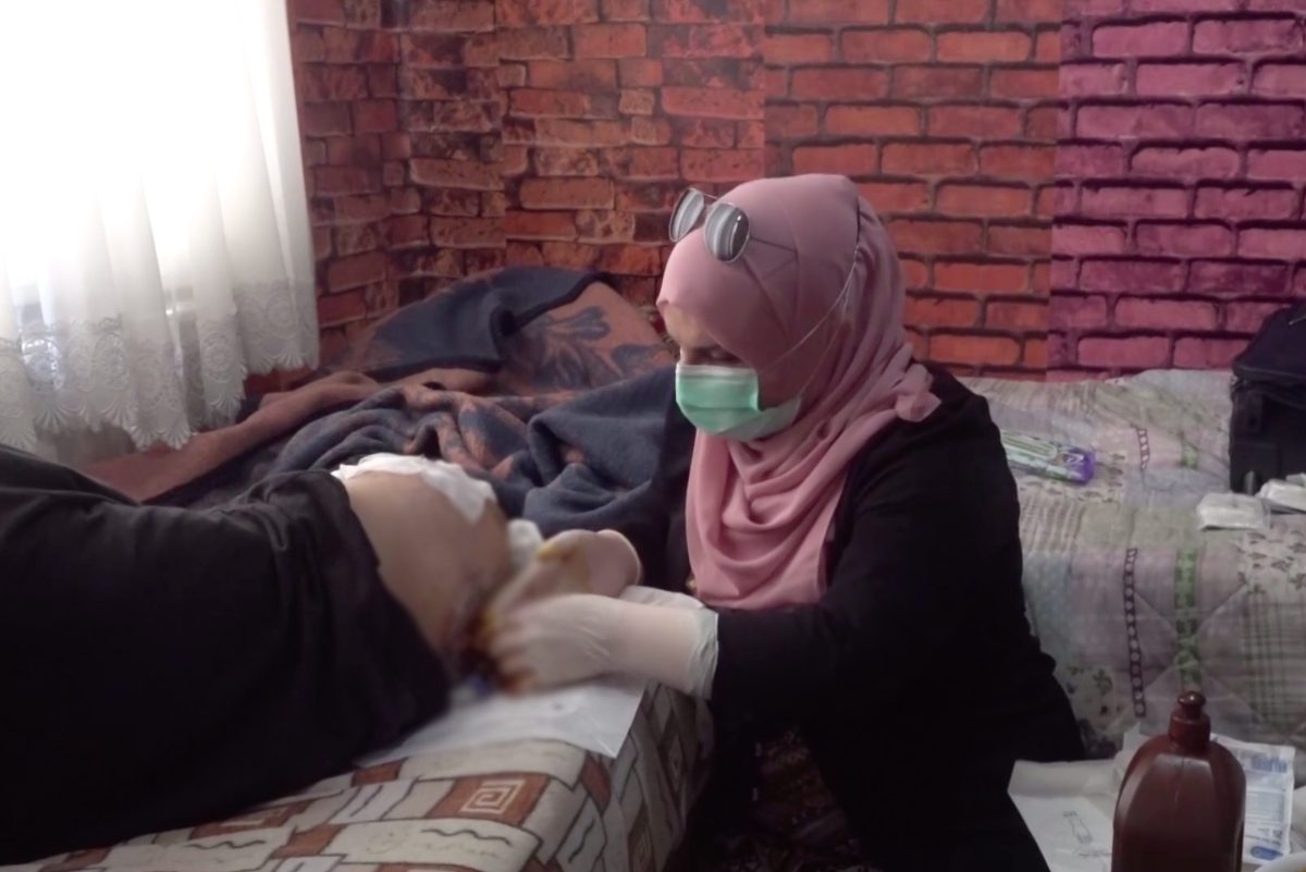 وحدة طبية متنقلة مكونة من شخص واحد.. كيف أنقذت ممرضة سورية حياة أفقر اللاجئين بتركيا؟