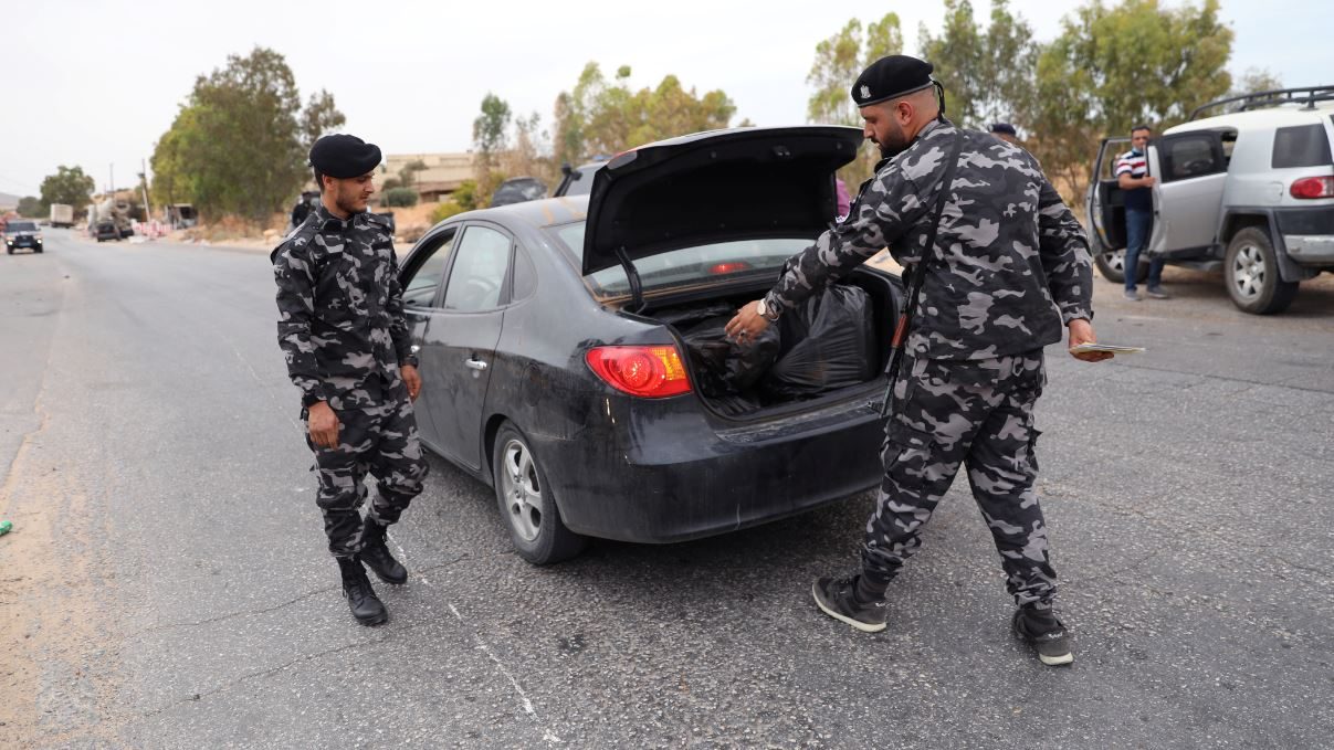 الجيش الليبي أثناء تفتيشه سيارة في ترهونة/رويترز