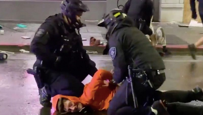 تدخل بقوة ضد زميله! فيديو لشرطي أمريكي يمنع تكرار اعتقال متظاهر بالطريقة التي قتلت فلويد