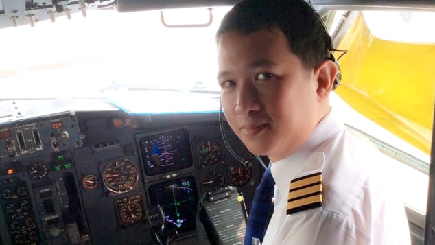 من قائد طائرة إلى سائق دراجة نارية.. كورونا يجبر طياراً على العمل مندوب توصيل أطعمة