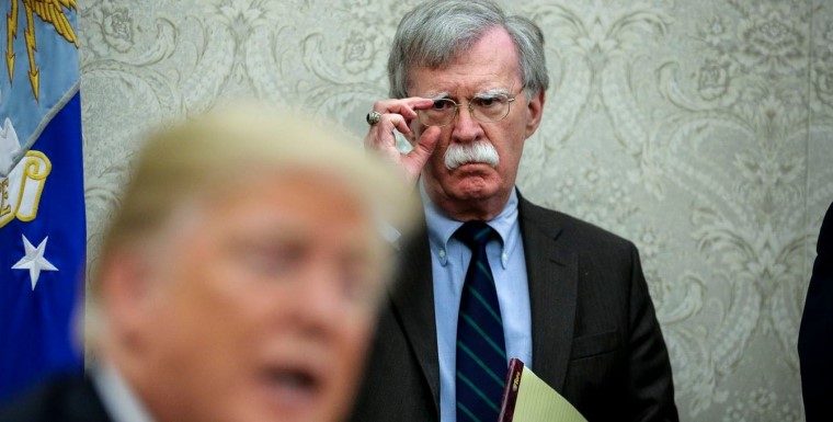 بولتون يكشف “أسرار” ترامب في كتابه! طلب دعم الصين بالانتخابات، واقترح هدية CD لأحد الزعماء