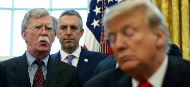 بولتون يكشف “أسرار” ترامب في كتابه! طلب دعم الصين بالانتخابات، واقترح هدية CD لأحد الزعماء