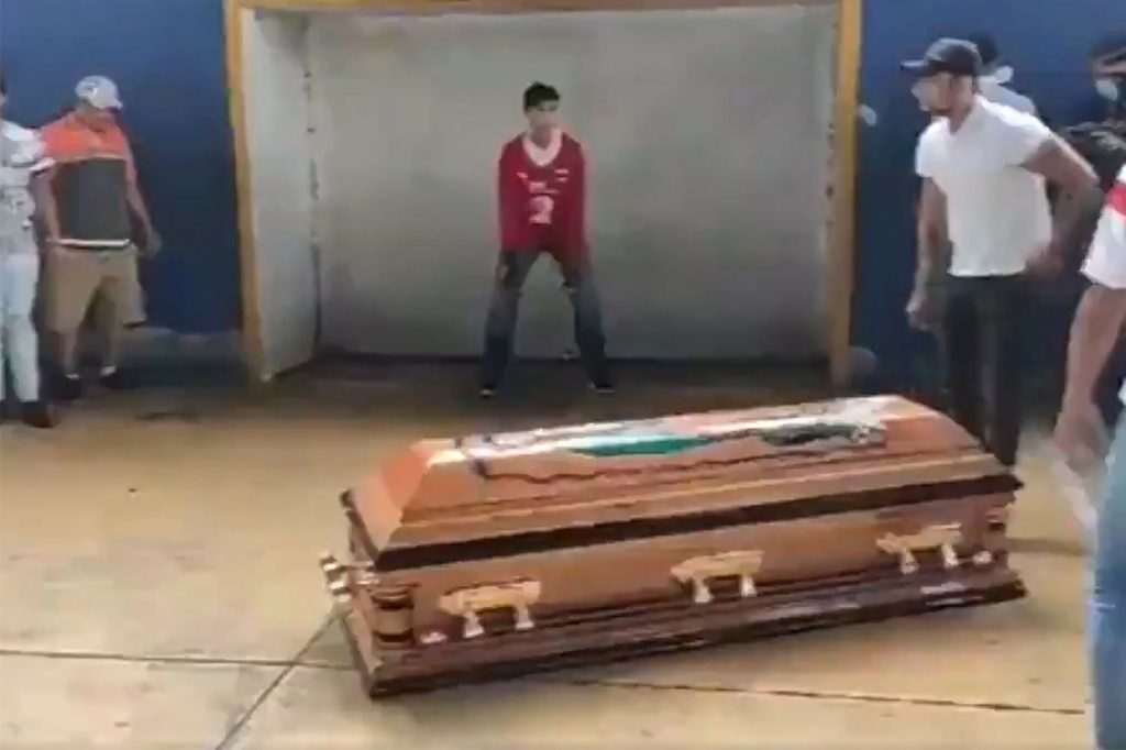 نعش اللاعب المكسيكي ألكسندر مارتنيز