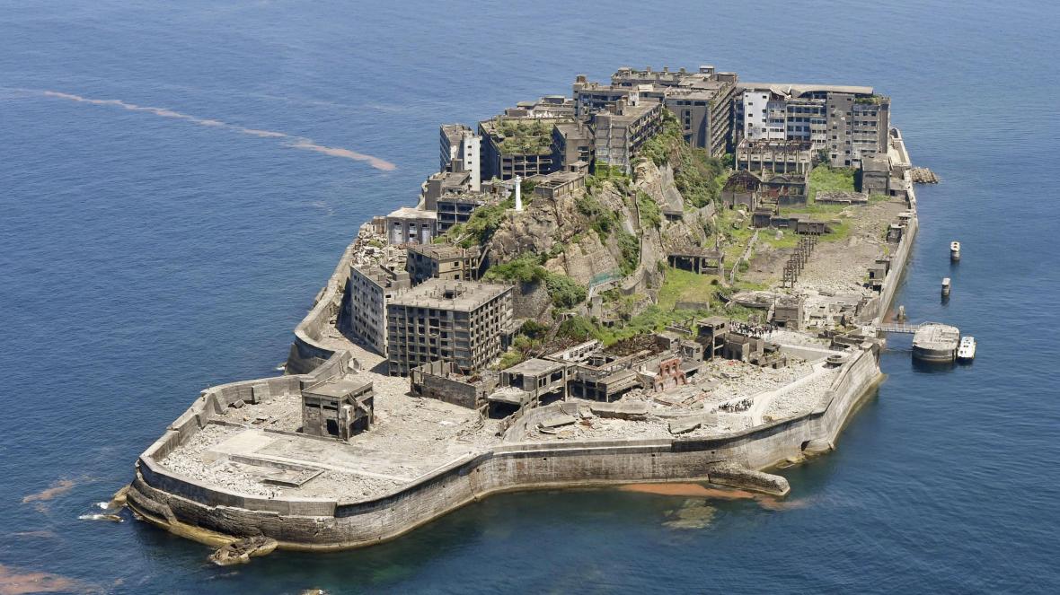 جزيرة “السفينة الحربية” تشعل خلافاً بين دولتين! صوِّر فيها فيلمٌ لجيمس بوند وتحوي تاريخاً مظلماً من السخرة