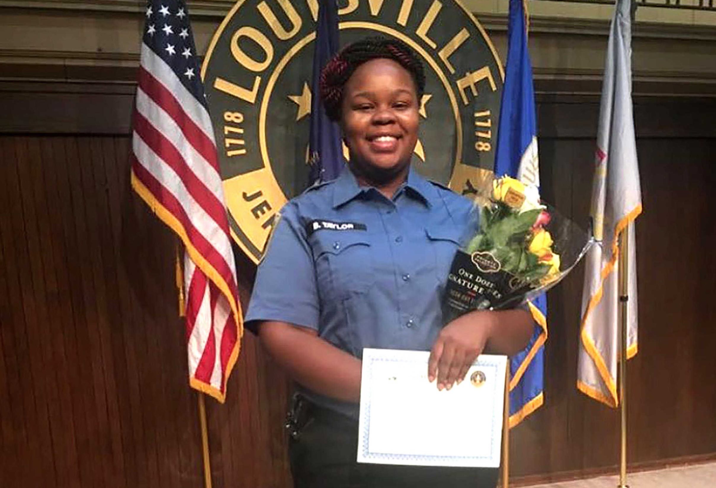 قتلتها الشرطة بـ8 رصاصات خطأً! وفاة أمريكية سوداء تجبر مدينة أمريكية على منع اقتحام المنازل