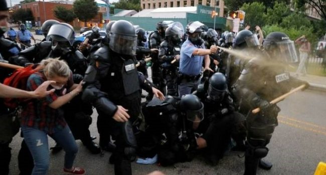“من الأسلحة لتقييد الرقبة”.. كيف تختلف تكتيكات الشرطة حول العالم، ولماذا أمريكا أقرب للدول المستبدة؟