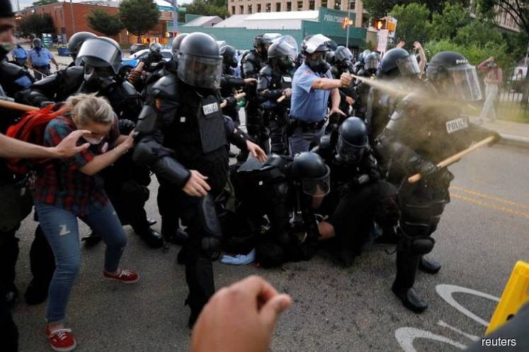 “من الأسلحة لتقييد الرقبة”.. كيف تختلف تكتيكات الشرطة حول العالم، ولماذا أمريكا أقرب للدول المستبدة؟