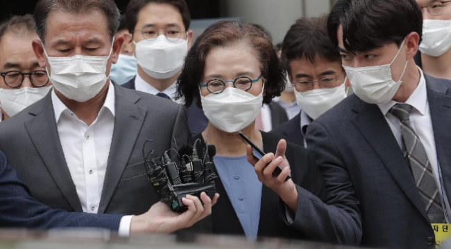 حبس زوجة مسؤول كبير سابق بكوريا الجنوبية.. ضربت موظفيها بمقصات العشب وأهانت 9 أشخاص 18 مرة