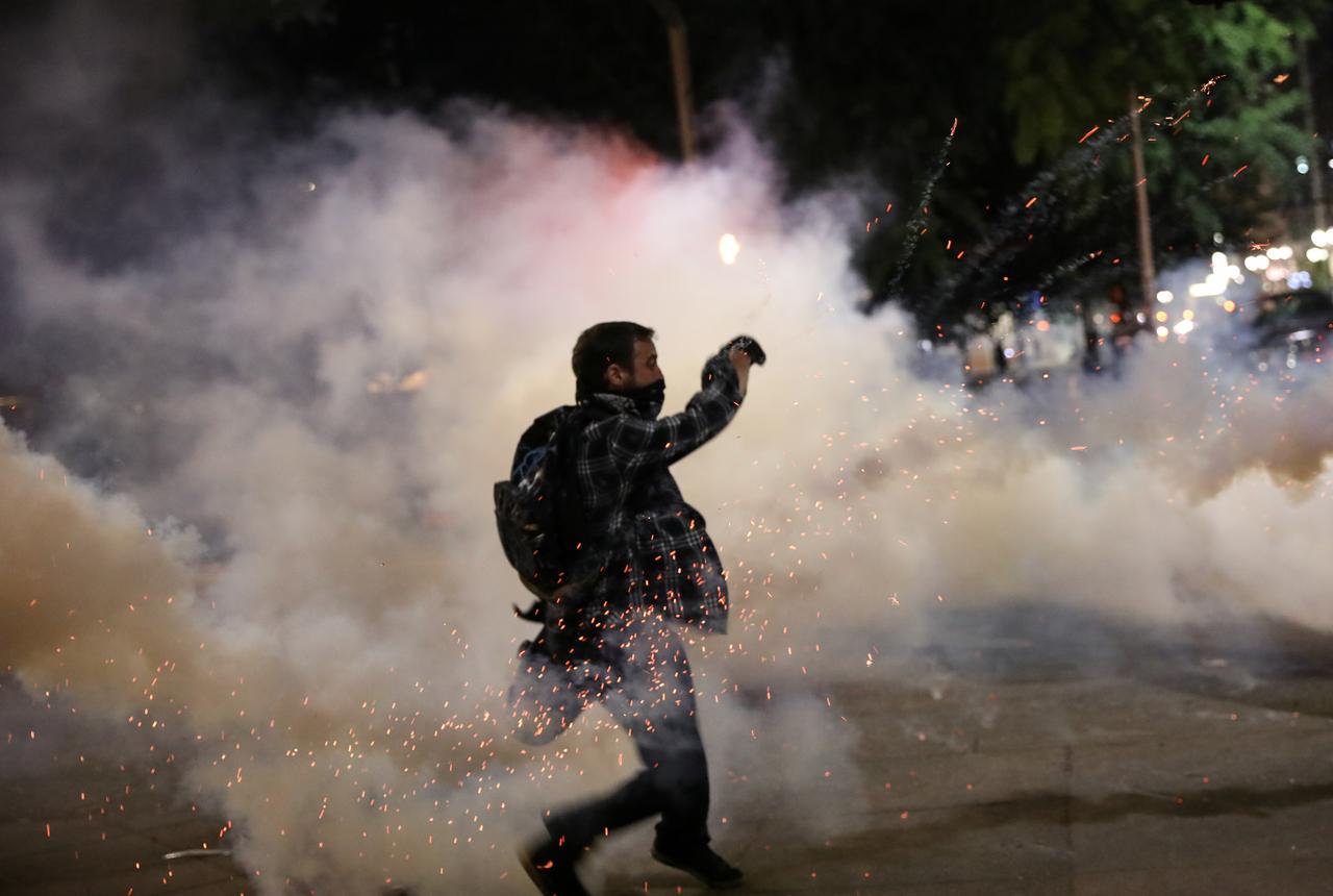 يحدث في أمريكا.. قوات أمن مسلحة وملثمة تخطف معارضين وصفهم ترامب بـ”الإرهابيين”!