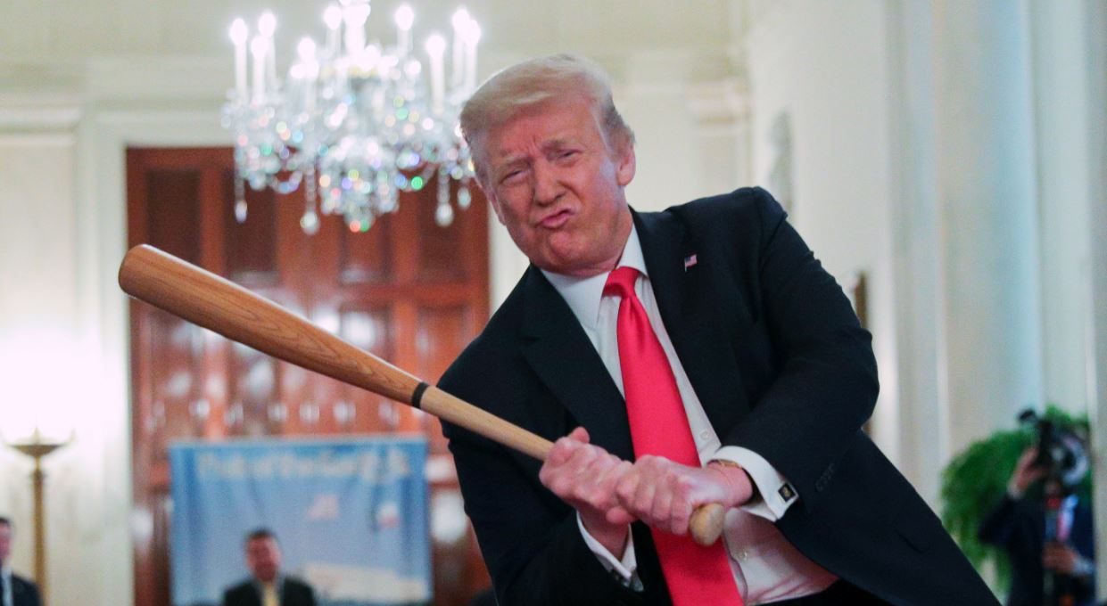 الرئيس الأمريكي ترامب بمضرب بيسبول