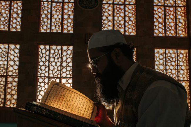 وكان الإِنسَانُ أكثر شيءٍ جدلاً