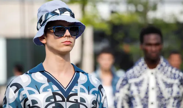 أول عرض أزياء بالكمامات في ظل كورونا.. أقيم بحرم جامعي ومُنعت فيه القبلات والعناق (صور)