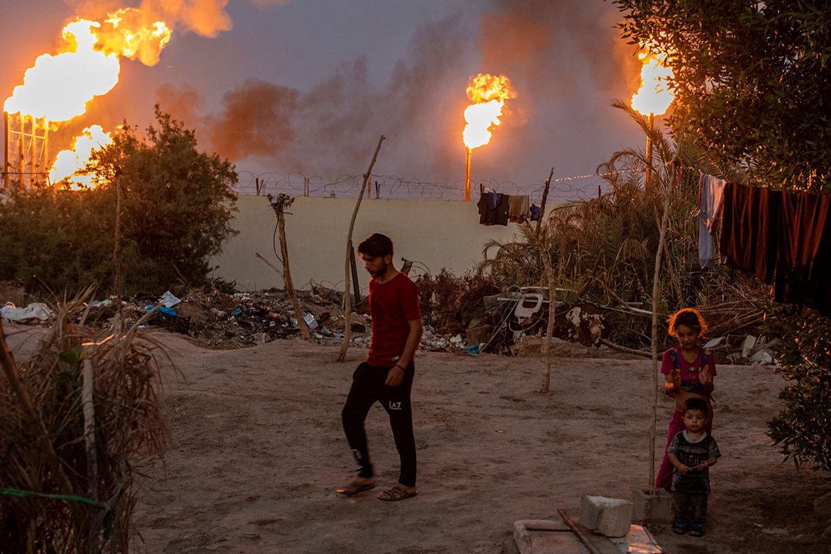 “كلُّ عائلةٍ لديها فردٌ مصابٌ بالسرطان”.. كيف تحولت مدينة البصرة إلى مكان غير صالح للعيش بسبب النفط؟