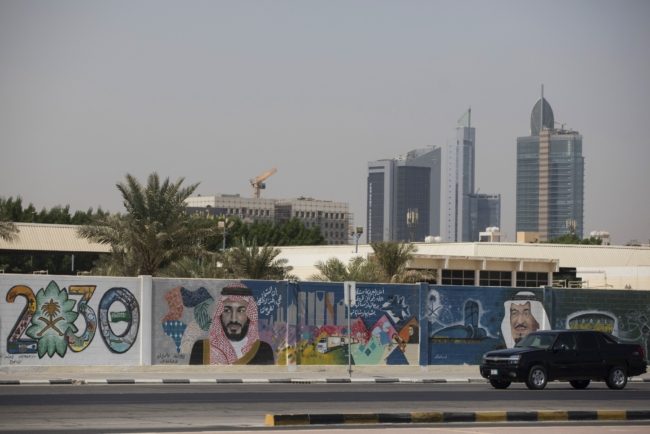 ماذا يعني دمج أكبر البنوك السعودية؟ بلومبيرغ: مشكلة كبرى تضرب قلب اقتصاد المملكة