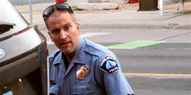 تهم جديدة تلاحق شرطي حادثة “لا أستطيع أتنفس” وزوجته.. كذب واحتيال ومئات آلاف الدولارات