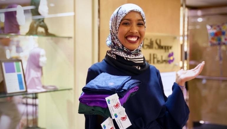 أمريكية تصمم حجاباً خاصاً للعاملات في الرعاية الصحية.. غير ناقل لكورونا ومتاح أيضاً لغير المسلمين