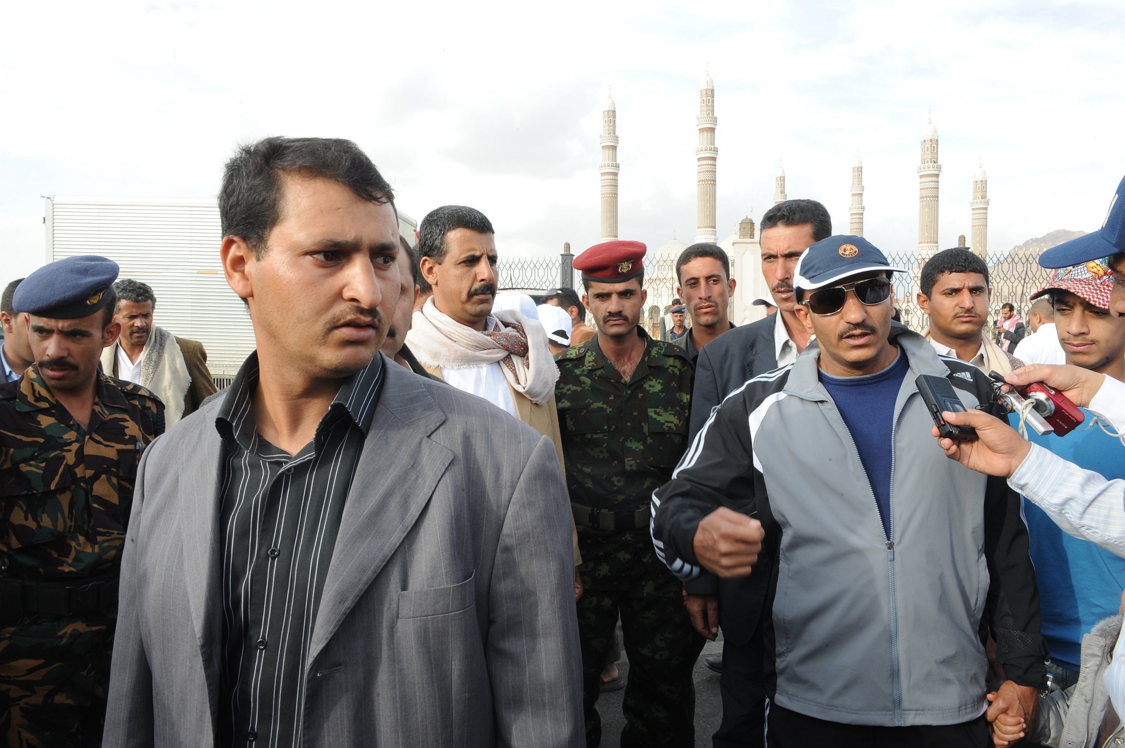 في مدينة لطالما عاداها مع عمه الرئيس الراحل.. الأموال الإماراتية تشتري لطارق صالح أصدقاء جدداً في تعز اليمنية