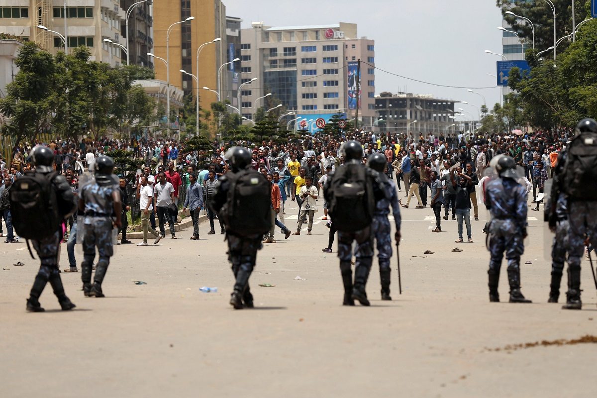 الجيش ينتشر بالعاصمة الإثيوبية بعد احتجاجات عنيفة.. وآبي أحمد يتهم جهات خارجية بزعزعة الأمن