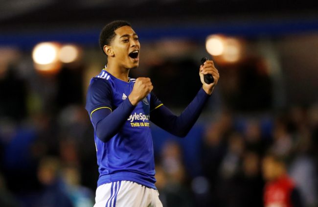 نادٍ إنجليزي يحجب قميص لاعب عمره 17 عاماً ولم يخض معه سوى موسم وحيد.. ما الحكاية؟