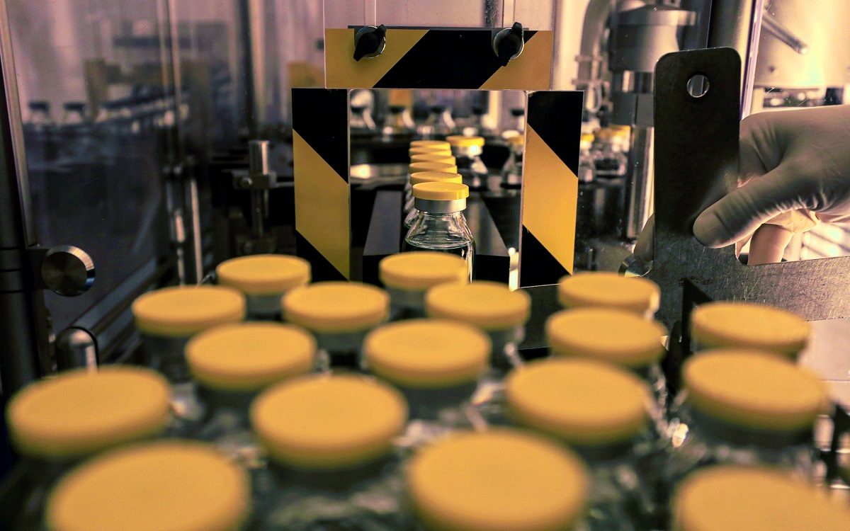 لم تترك أية فرصة للعالم! الغارديان: أمريكا اشترت مخزوناً عالمياً لعقار أثبت نجاحاً بعلاج كورونا