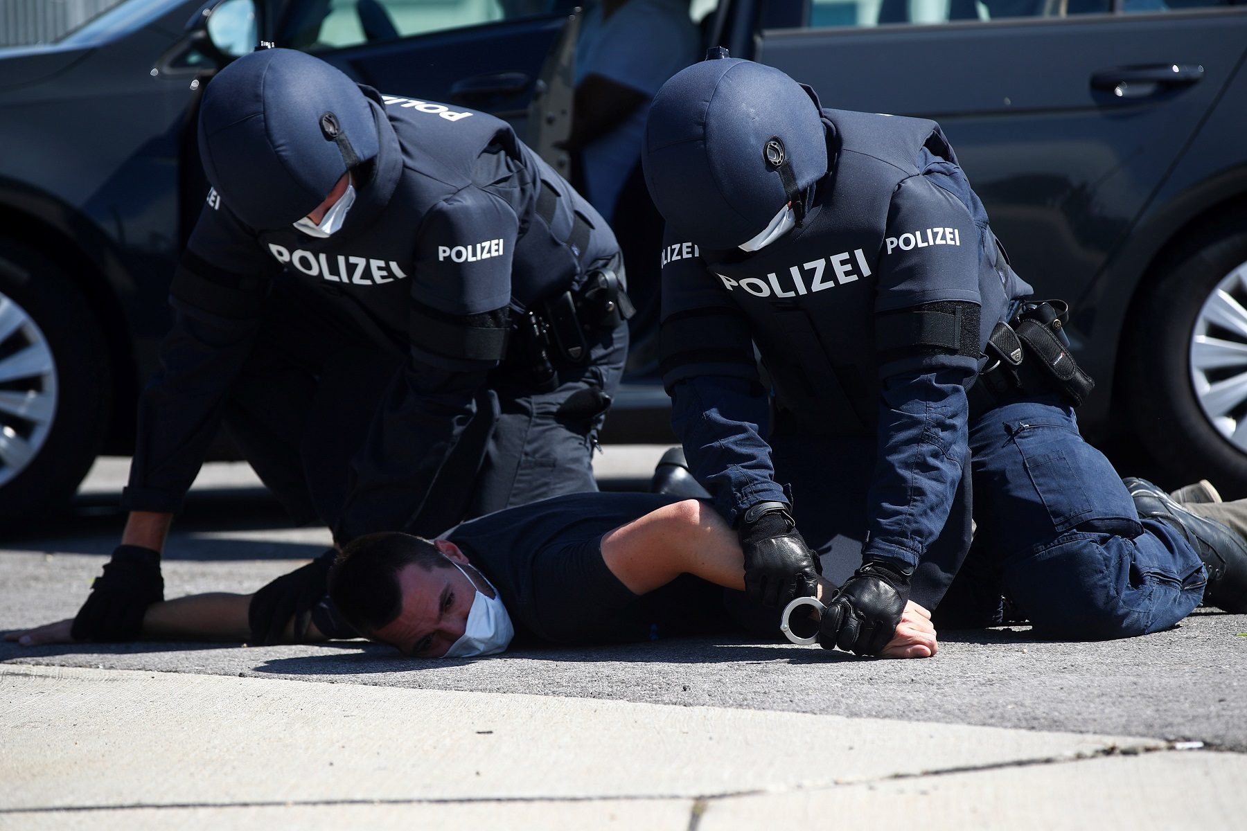 خططت لاغتيالات وصفقات مخدرات كبرى.. الشرطة الأوروبية تفكك شبكة اتصالات وتعتقل مئات الأشخاص