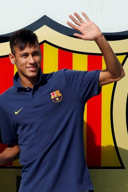 اللاعب البرازيلي يوم تقديمه من برشلونة (رويترز)