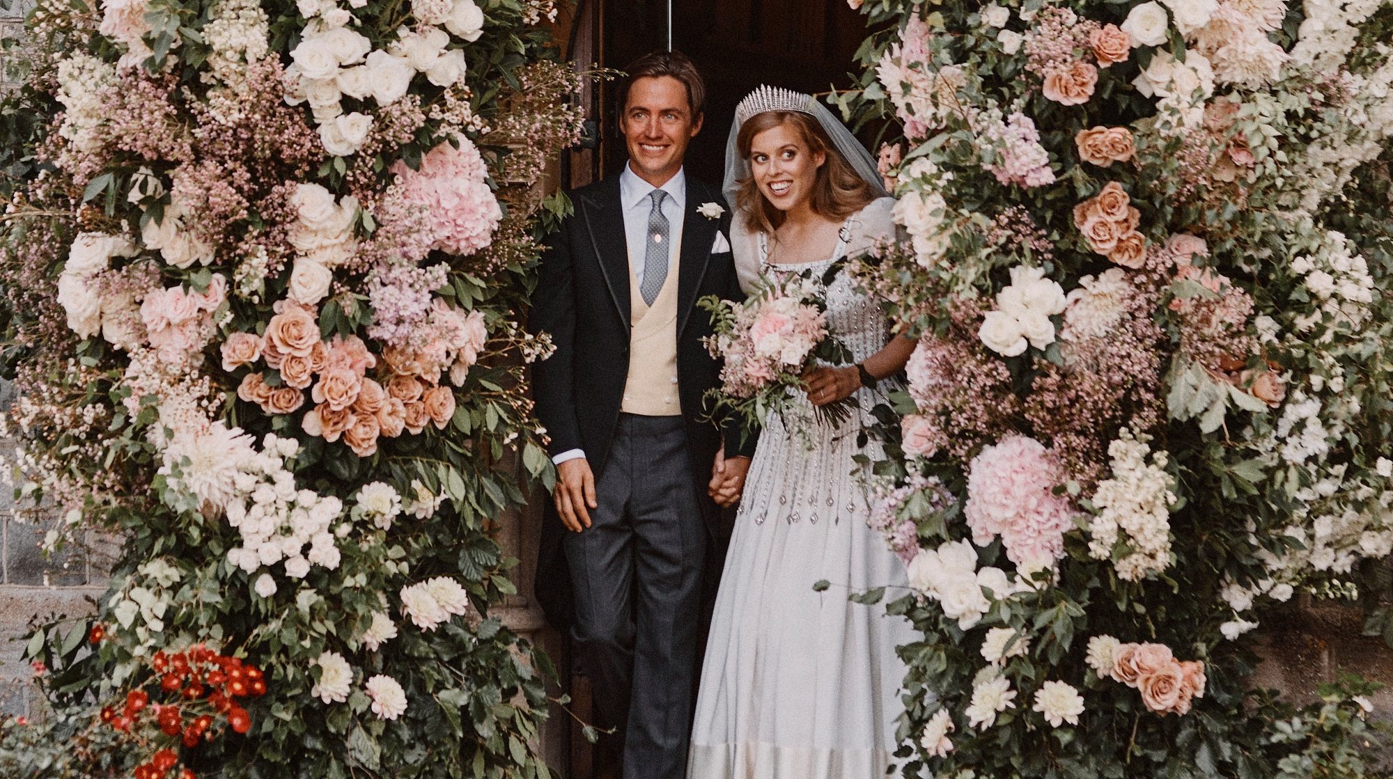 ارتدت فستاناً عتيقاً في حفل بسيط.. قصر باكنغهام ينشر تفاصيل الزواج السري للأميرة بياتريس